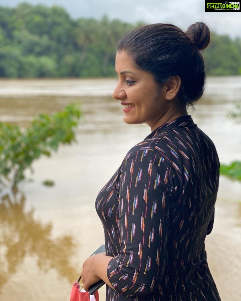 Sarayu Mohan Instagram - പുഴ നിറയും കാലം ♥️ Muriyankanni Puzha