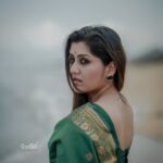 Sarayu Mohan Instagram - നിന്നിലേക്കുള്ള ഒരു കടൽ ദൂരം.....♥️ Click:@dy___bbuk Thank u buddy🥰 Accessories:@be_trendy_be_you_