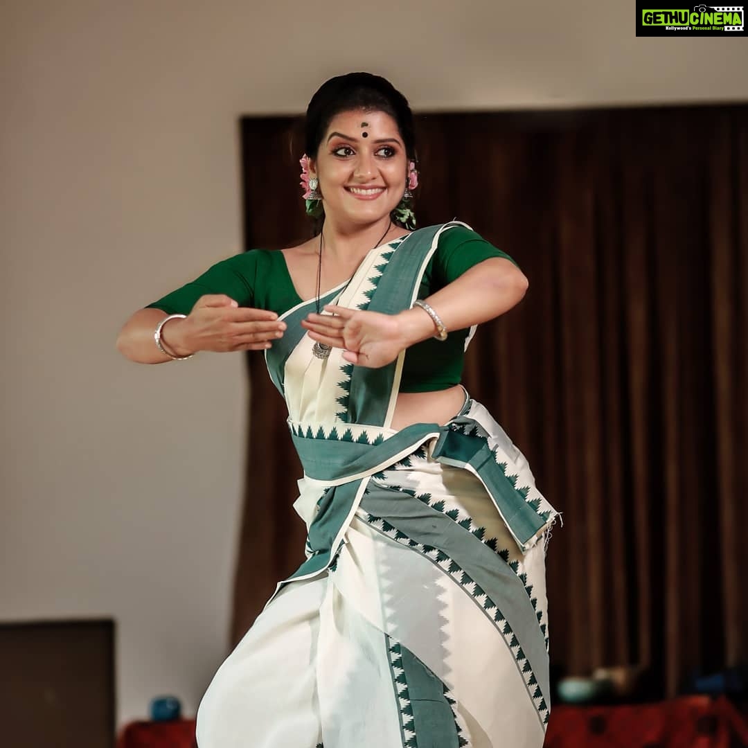 Sarayu Mohan Instagram - 💚 @jilappi @meeramax_makeupartist @meeramax_academy