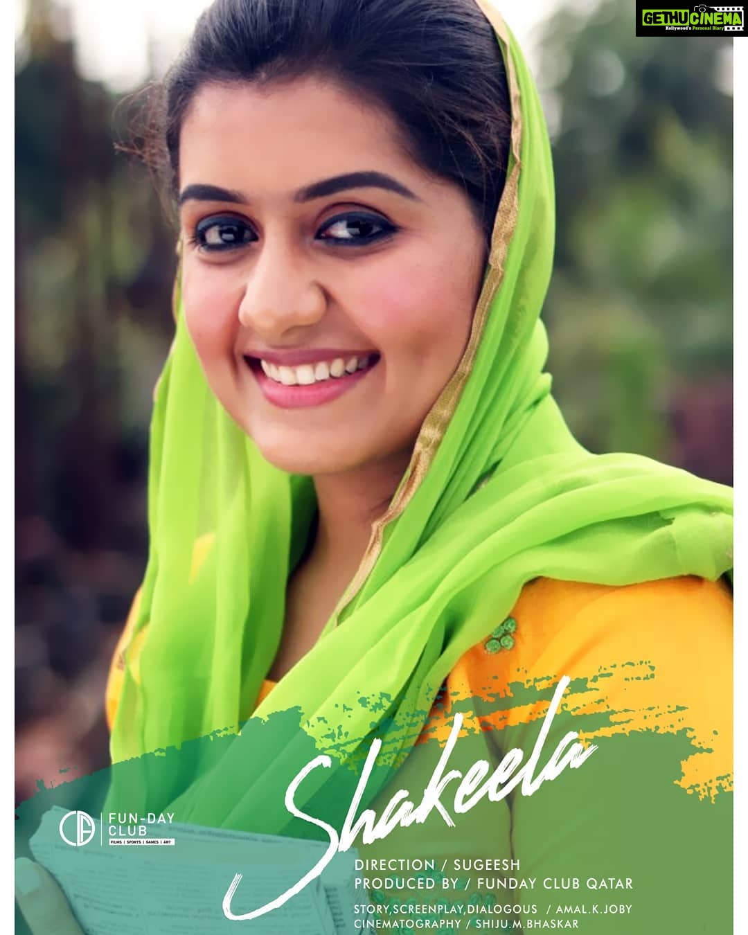 Sarayu Mohan Instagram - എന്താന്ന് !!! സരയൂ എന്ന് പേര് പറഞ്ഞാൽ ആദ്യം കേട്ടിരുന്ന റിയാക്ഷനുകളിൽ ഒന്നാണിത്... "കരയു" എന്നോ എന്നൊരു ചോദ്യവും സ്ഥിരമായിരുന്നു... പേര് എളുപ്പം മനസ്സിൽ നിൽക്കില്ല, സ്വീകാര്യമായ മറ്റൊരു പേര് വേണം, നുമെറോളജി നോക്കി പേര് മാറ്റണം എന്നൊക്കെ കുറേ ഉപദേശങ്ങൾ സിനിമയിൽ വന്നപ്പോൾ സുലഭമായിരുന്നു.... ഒന്നും കേട്ടില്ല... പേരോട്ട് മാറ്റിയതുമില്ല.... അമ്മു എന്ന് വീട്ടിലും പിന്നെ പുറത്തും വിളിപ്പേര് ഉണ്ടായിരുന്നെങ്കിലും സരയൂ എന്ന അച്ഛൻ സമ്മാനിച്ച പേര് അഭിമാനമാണ് എന്നും... പഠിച്ച സ്കൂളിലും കോളേജിലും മലയാള സിനിമയിലും ഒന്നും മറ്റൊരു സരയുവിന്റെ കൂട്ടില്ലാതെ ഞെളിഞ്ഞു.... പേരിന്റെ ഒരു വശമാണ് ഇത്...മറു വശത്താണ് ഷക്കീല!!! പേരിനോട് ഇല്ലാതെ ആശങ്ക ഇത് റിലീസ് ആകുമ്പോൾ ഉണ്ടായിരുന്നു...പക്ഷേ ഹൃദ്യമായ, സത്യസന്ധമായ അഭിപ്രായങ്ങൾ കൊണ്ട് നിങ്ങൾ എല്ലാവരും ഞങ്ങളുടെ കണ്ണ് നിറയിച്ചു...വ്യക്തിപരമായ അനുഭവങ്ങൾ പലരും പങ്ക് വെച്ചു.... ഒരുപാട് നന്ദി, ഈ കൊച്ചു ശ്രമത്തിനെ ചേർത്ത് പിടിച്ചതിൽ....ശശി എന്നും സോമൻ എന്നും ഷക്കീല എന്നും സരസു എന്നും ശംഭുവെന്നുമൊക്കെയുള്ള പേരുകൾ ഉറച്ച ശബ്ദത്തിൽ അവർ പറയുമ്പോൾ കളിയായി പോലും ആരെയും നോവിക്കാൻ നില്കാതെ മാറിയ കാഴ്ചപ്പാടുകൾക്കൊപ്പം തോളിൽ കയ്യിട്ട് നമുക്ക് നടക്കാം.....ചെറിയ സങ്കടങ്ങൾ പോലും മാനസിക സംഘർഷങ്ങൾ ഉണ്ടാക്കുന്നുണ്ട് നമുക്കിടയിൽ....ഓർക്കാം... നിറയേ സ്നേഹം......