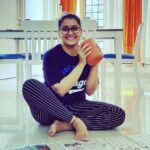 Sarayu Mohan Instagram – ആദ്യം ക്യൂട്ടിക്യൂറ പൗഡർ കുപ്പീടെ മൂട് തുളച്ചതായിരുന്നു കുടുക്ക… സിപ്പപ്പിന് കൊതി മൂക്കുന്ന വൈകുന്നേരങ്ങളിൽ, കത്രിക ഇട്ട് കുത്തി തിരുകി ചില്ലറ എടുക്കും..പൗഡർ മണക്കുന്ന ചില്ലറയും മുന്തിരി സിപ്പപ്പും ഇടയ്ക്ക് ഇടയ്ക്ക് കണ്ടുമുട്ടും .അങ്ങനെ നാളുകളോളം കുടുക്ക നിറയില്ല… പിന്നെ സ്കൂളിൽ, ക്ലാസ്സിൽ ഒരു കുടുക്ക ഉണ്ടായിരുന്നു.. ക്ലാസ്സിൽ മിണ്ടുന്നവരുടെ പേരെഴുതി ഫൈൻ മേടിക്കുന്ന ഒരു ഏർപ്പാട് ഉണ്ടായിരുന്നു….പിന്നെ കറുത്ത റിബൺ കെട്ടാത്തതിന്, ബാഡ്ജ് കുത്താത്തതിന് അങ്ങനെ വേറെയും ചിലതുണ്ടായിരുന്നു… 5 മുതൽ 10 വരെ കൂടെ ഉണ്ടായിരുന്നത് ഏറെക്കുറെ ഒരേ കുട്ടികൾ ആയിരുന്നു… നല്ല ഗംഭീര കക്ഷികൾ ആയിരുന്നത് കൊണ്ട് പൈസക്ക് ക്ഷാമം ഇല്ലായിരുന്നു…. ഓണം, ക്രിസ്മസ് സെലിബ്രേഷൻ, ഫസ്റ്റ് എയ്ഡ് കിറ്റ്,ക്ലാസ്സിൽ അത്യാവശ്യം വരുന്നവർക്ക് പാഡ് വാങ്ങി വെക്കൽ ഒക്കെ ഈ പൈസക്ക് ആയിരുന്നു….പോസ്റ്റ് ബോക്സിന്റെ രൂപത്തിൽ ഉള്ള കുടുക്ക ആയിരുന്നു ക്ലാസ്സിൽ… താഴും താക്കോലും ഉള്ളത്…
പല രൂപത്തിലും സ്റ്റൈലിലും ഒക്കെ കുടുക്കകൾ വാങ്ങി,നിറച്ചു പൊട്ടിച്ചു… കുറച്ച് വര്ഷങ്ങളായി ഇതാണ് ഇഷ്ടം…മൺകുടുക്ക… നിറഞ്ഞു നിറഞ്ഞു വരുമ്പോൾ ഒരു സന്തോഷംണ്ട്.. കയ്യിൽ ചില്ലറ കിട്ടിയാൽ ഉടൻ കുടുക്കയിൽ കൊണ്ടിടാനുള്ള ആവേശമാണ്…ശ്രദ്ധ കേമമായി ഉള്ളത് കൊണ്ട് സനൂന്റെ പാന്റിന്റെ പോക്കറ്റിൽ നിന്ന് തന്നെ യഥേഷ്ടം സംഭാവന കിട്ടും…അമ്മേടെ കയ്യിലും ചില്ലറത്തുട്ടുകൾ എപ്പോഴും കാണും…എങ്ങനെ ആണാവോ… എങ്ങനെ ആയാലും കുടുക്ക വായിൽ തന്നെ!… അങ്ങനെ വയറ് വീർത്ത ഇവനെ ഇന്ന് തകർത്തു… പണ്ടൊക്കെ ഇത് നിറയണതും കാത്ത് മനസിനുള്ളിൽ ചുരുണ്ടു കിടന്നിരുന്ന കുഞ്ഞു മോഹങ്ങൾ ഉണ്ടായിരുന്നു…ഇന്നത്തെ (അത്യാഗ്രഹങ്ങൾ )ആഗ്രഹങ്ങൾ ഈ പാവം മൺചെപ്പ് താങ്ങാതായി…
എന്നാലും ഈ പതിവ് വിടാൻ തോന്നിയില്ല… ഒരെണ്ണം വാങ്ങി ഒരു മൂലക്ക് വെച്ചോളൂ!മാസാ മാസം കൃത്യം തീയതി വെച്ച് ചോദിച്ചു വരുകയോ, പലിശ താടോ ന്ന് അലറുകയോ , എൻ്റെ കയ്യിൽ ഇത്രേ ഉള്ളൂട്ടാ, വല്ലോം തന്നോളിൻ എന്ന് msg അയക്കുകയോ ഒന്നൂല്ല…
ആ കടേന്ന് കിട്ടിയ ബാക്കി ചില്ലറയോ, കാറിന്റെ ഉള്ളിൽ കിടക്കുന്ന നാണയതുട്ടോ, ബസ്സിൽ കൊടുത്തതിന്റെ ബാക്കിയോ ഒക്കെ ഇടയ്ക്കൊന്ന് കൊടുത്താൽ മതി…അങ്ങനെ പോകെ, ഇങ്ങനെ അന്തിച്ചു ചിന്തിച്ചു കുന്തിച്ചിരിക്കുമ്പോൾ, ചിലപ്പോൾ ഇവൻ ഒരു ചിരി ചിരിക്കും സാറേ…. !!!