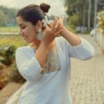Sarayu Mohan Instagram - “Keep it simple” only thing I whispered...and here is the beautiful gift from @roan.be.unique boutique...simple handworked kurthi... White with little bit of golden magic...who need more colours... Thank u somuch @roan.be.unique❤️ ....