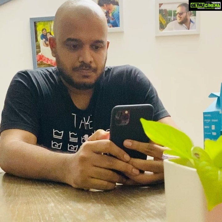 Sarayu Mohan Instagram - എന്നെപോലും ഈ മനുഷ്യൻ ഇങ്ങനെ കണ്ണിൽ എണ്ണയൊഴിച്ചു കാത്തിരുന്നിട്ടില്ലലോ കർത്താവേ .... Bevq app waiting @binu_xavier_ @mkpadmakumar @bijudhwanitarang @samil.mohd @rebinabasheer@abhilashneelakandan