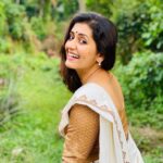 Sarayu Mohan Instagram - ചിരിദിനം ആണത്രേ.... അതിപ്പോ ദിനം ഏതായാലും മ്മള് ഇങ്ങനെ 32പല്ലും കാണിച്ചിരിക്കും....