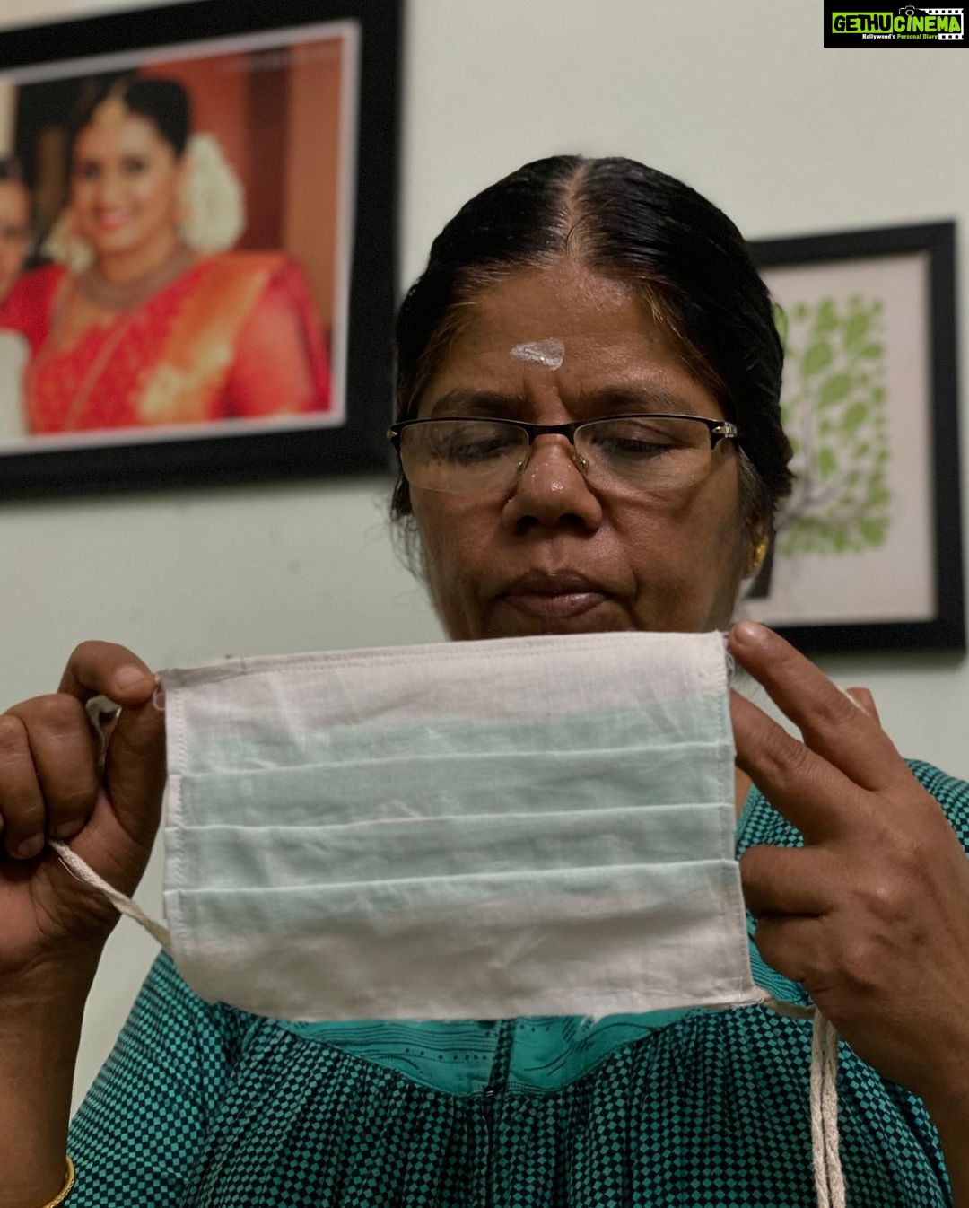 Sarayu Mohan Instagram - അമ്മ എന്നും കരുതൽ ആണ് ...ഷൂട്ടിന് പോകുമ്പോഴും പാലക്കാടേക്ക് പോകുമ്പോഴും ഓരോ യാത്രകൾക്ക് ഇറങ്ങുമ്പോഴും സ്നാക്സും വെള്ളവും കട്ടൻചായയും ഒക്കെ ആയി ആണ് ഇറങ്ങാറ് ...ഇനി വീട്ടിൽ നിന്നിറങ്ങുന്നത് പുതിയ ഒരു യാത്രക്ക് തന്നെ ആണ്...ഒരു ഇടർച്ചക്ക് ശേഷം വീണ്ടും ഓട്ടങ്ങളിലേക്ക് ...കണ്ണും നട്ട് ആ ദിവസത്തിന് കാത്തിരിക്കുമ്പോൾ,കരുതലായി അമ്മ! Home made mask #amma made#ജാഗ്രതയാണ് വേണ്ടത്❤️ Chottanikkara, India