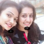 Sarayu Mohan Instagram – അവളെന്ത് വിചാരിക്കും എന്നൊന്നും ആലോചിക്കാൻ നിക്കാതെ ഒരു ചങ്ങായിയോട് മനസ്സിൽ തോന്നിയത് പറയാറുണ്ടെൽ അതിൽ ഏറ്റവും ആദ്യം ഇവളാണ്…. അല്ലെങ്കിലും ഇപ്പോ തോന്നിയാലും എന്ത് ചെയ്യാനാ… സഹിക്ക്യ തന്നെ… വണ്ടിയും എടുത്ത് ചിലപ്പോ നട്ടപാതിരാക്ക് ആലുവ വരെ പോകേണ്ടി വരും എന്നതും, ഞാൻ ഫ്ലാറ്റിന്റെ താഴെ ഉണ്ട്, നീ എവിടെയാ എന്നൊക്കെ ഇടയ്ക്ക് കേൾക്കേണ്ടി വരും എന്നതൊക്കെ ഒഴിച്ചാൽ വേറെ കുഴപ്പൊന്നുമില്ല…. പങ്കുവെച്ചും അറിഞ്ഞും പറഞ്ഞും പരിഭവിച്ചും അങ്ങനെ വീണ്ടും ഈ മിടുക്കത്തീടെ ജന്മദിനമായി…. ഒരുപാട് പാട്ടുകൾ പാടി, ഒരുപാട് സന്തോഷത്തോടെ എന്നും ഇരിക്കാൻ ഇടവരട്ടെ…. ജന്മദിനാശംസകൾ ജീനമ്മ….. Ummmmmmmmmmmmmmma😘
@jeenunazeer