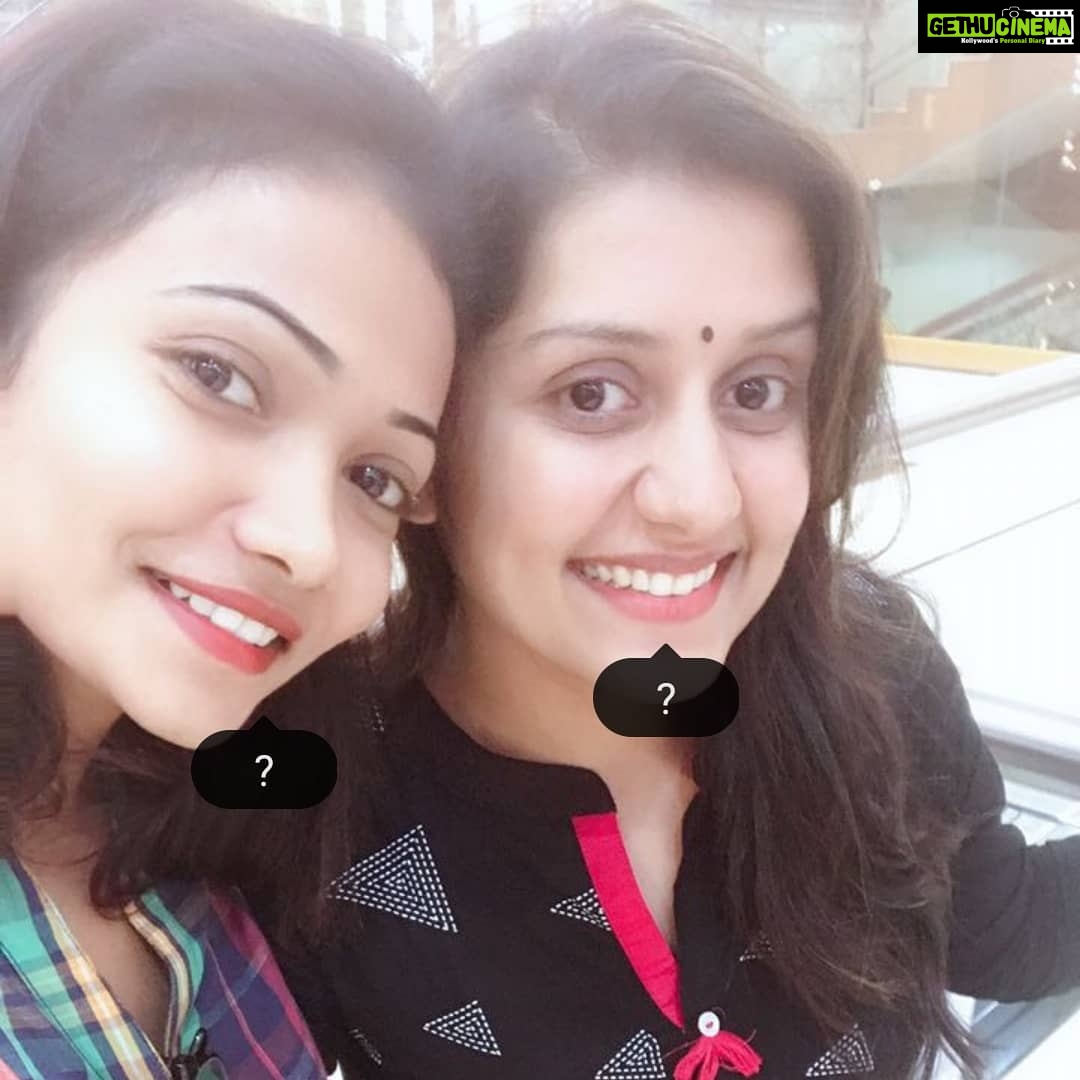 Sarayu Mohan Instagram - അവളെന്ത് വിചാരിക്കും എന്നൊന്നും ആലോചിക്കാൻ നിക്കാതെ ഒരു ചങ്ങായിയോട് മനസ്സിൽ തോന്നിയത് പറയാറുണ്ടെൽ അതിൽ ഏറ്റവും ആദ്യം ഇവളാണ്.... അല്ലെങ്കിലും ഇപ്പോ തോന്നിയാലും എന്ത് ചെയ്യാനാ... സഹിക്ക്യ തന്നെ... വണ്ടിയും എടുത്ത് ചിലപ്പോ നട്ടപാതിരാക്ക് ആലുവ വരെ പോകേണ്ടി വരും എന്നതും, ഞാൻ ഫ്ലാറ്റിന്റെ താഴെ ഉണ്ട്, നീ എവിടെയാ എന്നൊക്കെ ഇടയ്ക്ക് കേൾക്കേണ്ടി വരും എന്നതൊക്കെ ഒഴിച്ചാൽ വേറെ കുഴപ്പൊന്നുമില്ല.... പങ്കുവെച്ചും അറിഞ്ഞും പറഞ്ഞും പരിഭവിച്ചും അങ്ങനെ വീണ്ടും ഈ മിടുക്കത്തീടെ ജന്മദിനമായി.... ഒരുപാട് പാട്ടുകൾ പാടി, ഒരുപാട് സന്തോഷത്തോടെ എന്നും ഇരിക്കാൻ ഇടവരട്ടെ.... ജന്മദിനാശംസകൾ ജീനമ്മ..... Ummmmmmmmmmmmmmma😘 @jeenunazeer