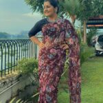 Sarayu Mohan Instagram - മനപൂർവ്വം മാറ്റി വെച്ച സാരീസ്നേഹം ഈയിടെയായി തിരിച്ചൊരു വരവ് വരുന്നുണ്ടെന്നാണ് തോന്നുന്നത്.... @chakitha_designs saree @nakshatra__online_by_riya_mary these are beautiful ❤️ @sanalvaassudev click Heera Waters