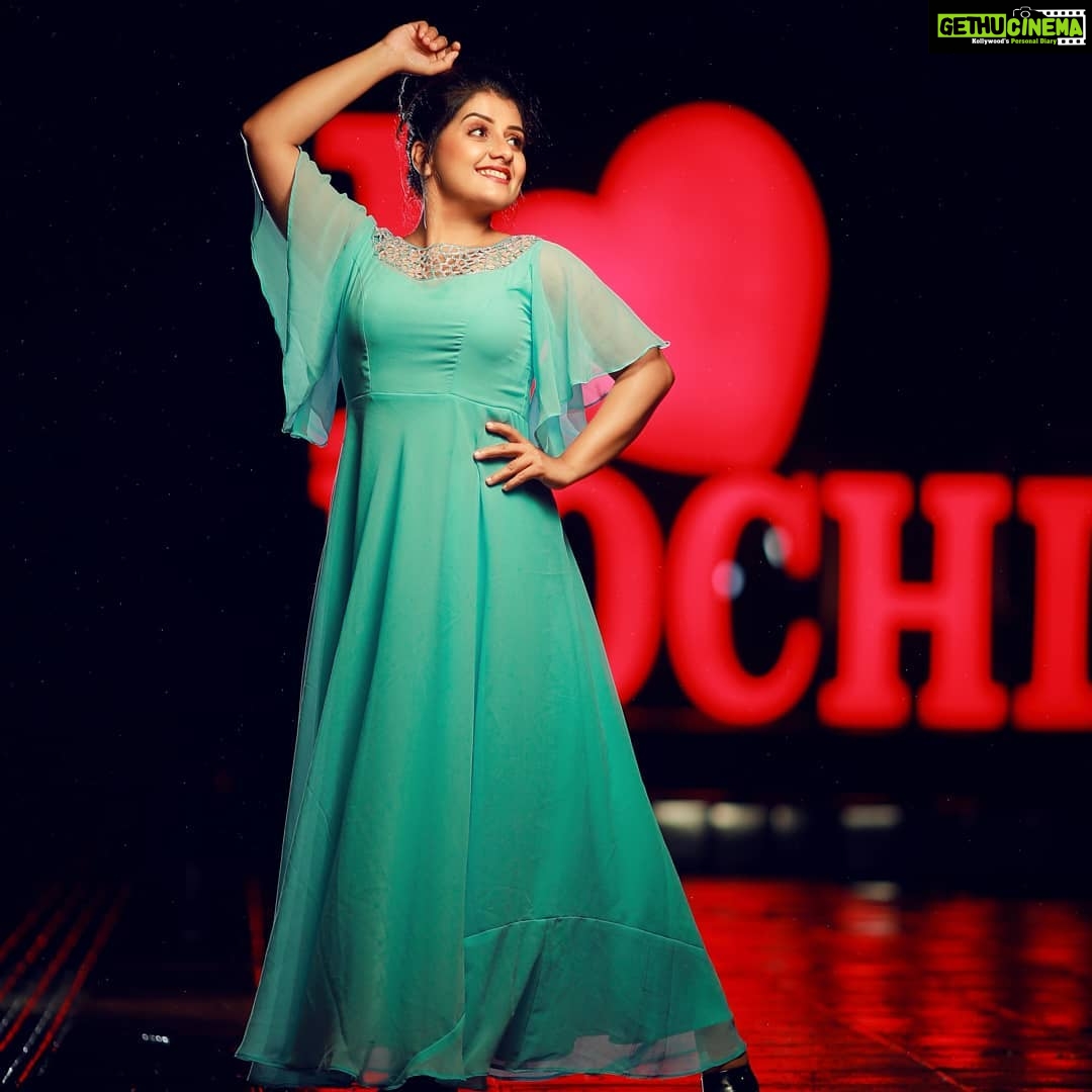 Sarayu Mohan Instagram - A drizzling cochin night is love always.... My happy place#cochin#shoot at night # Teaming up again with @jilappi and @meeramax_makeupartist... @colos_the_designing_couture thank u so much for this simple yet beautiful gown...