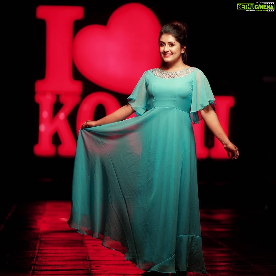 Sarayu Mohan Instagram - A drizzling cochin night is love always.... My happy place#cochin#shoot at night # Teaming up again with @jilappi and @meeramax_makeupartist... @colos_the_designing_couture thank u so much for this simple yet beautiful gown...