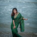 Sarayu Mohan Instagram - നിന്നിലേക്കുള്ള ഒരു കടൽ ദൂരം.....♥️ Click:@dy___bbuk Thank u buddy🥰 Accessories:@be_trendy_be_you_