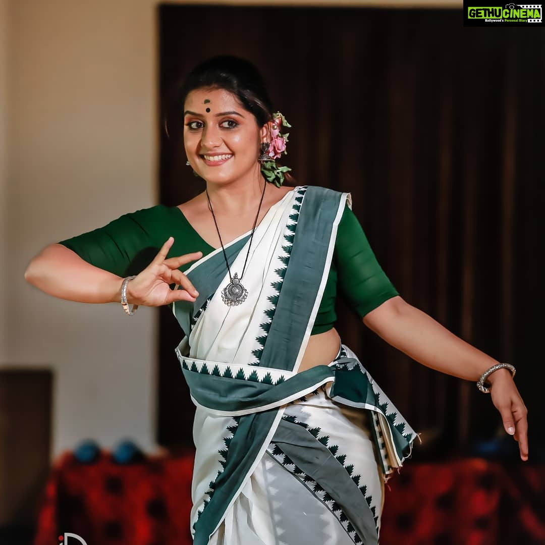 Sarayu Mohan Instagram - 💚 @jilappi @meeramax_makeupartist @meeramax_academy