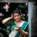 Sarayu Mohan Instagram - ഏറ്റവും ഇഷ്ടമുള്ള വേഷങ്ങളിൽ ഒന്ന്... പത്താമത്തെ വയസ്സിൽ സ്കൂളിൽ തിരുവാതിരക്ക് ആണ് ആദ്യം സെറ്റുമുണ്ട് ഉടുക്കുന്നത്... പിന്നെ പല നിറത്തിലെ കരകൾ, ഡിസൈനുകൾ, സ്വർണ കസവിന്റെ അകമ്പടി, വെള്ളികസവിന്റെ എത്തിനോട്ടം, ഓണാഘോഷത്തിന് മാത്രം ശ്വാസം വിടുന്ന വീതികസവുകൾ...ഉടുക്കുന്നതും ചുറ്റുന്നതും ഈ ഇരട്ടകുട്ടികളിൽ ഏതെന്നു എത്തുംപിടിയും കിട്ടാത്ത ആദ്യ നാളുകൾ... പല പരീക്ഷണങ്ങൾക്കും ശേഷം കറങ്ങി തിരിഞ്ഞ് ഇഷ്ടം വന്നു ചേർന്ന് നിൽക്കുന്ന സാധാ സെറ്റുമുണ്ടുകൾ... അതിലെ ഒരു പാവം പച്ചക്കര !!! MUA:@meeramax_makeupartist Pic:@jilappi Thank you:@meeramax_academy