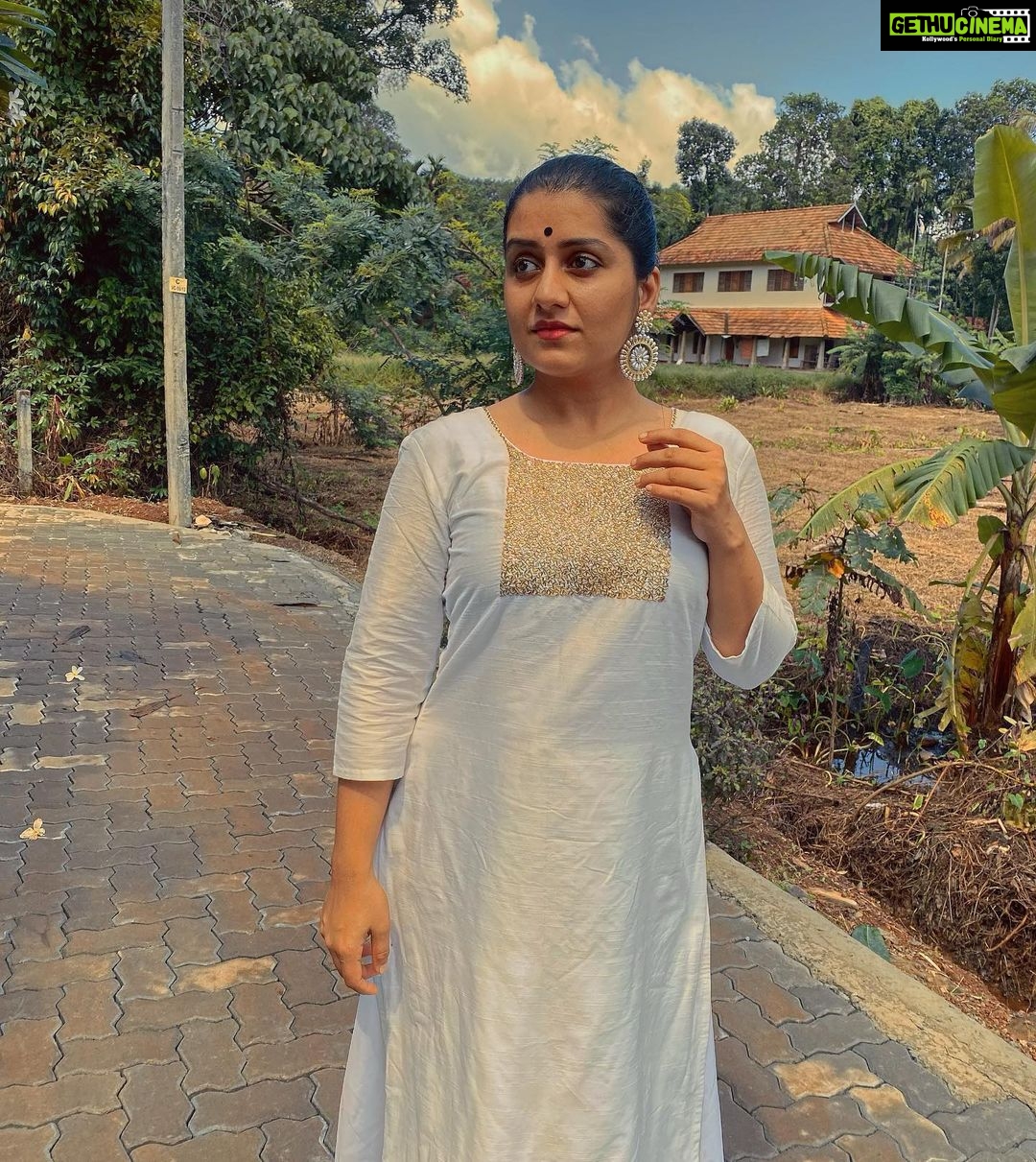 Sarayu Mohan Instagram - “Keep it simple” only thing I whispered...and here is the beautiful gift from @roan.be.unique boutique...simple handworked kurthi... White with little bit of golden magic...who need more colours... Thank u somuch @roan.be.unique❤️ ....