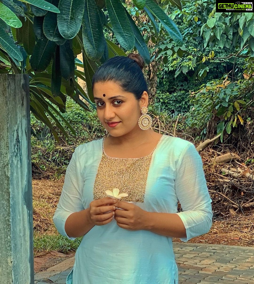 Sarayu Mohan Instagram - “Keep it simple” only thing I whispered...and here is the beautiful gift from @roan.be.unique boutique...simple handworked kurthi... White with little bit of golden magic...who need more colours... Thank u somuch @roan.be.unique❤️ ....