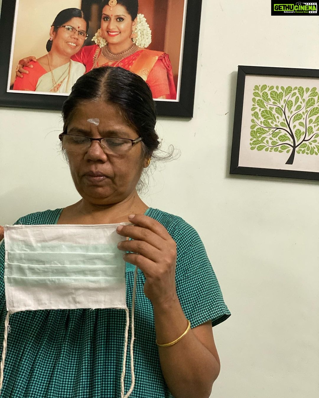 Sarayu Mohan Instagram - അമ്മ എന്നും കരുതൽ ആണ് ...ഷൂട്ടിന് പോകുമ്പോഴും പാലക്കാടേക്ക് പോകുമ്പോഴും ഓരോ യാത്രകൾക്ക് ഇറങ്ങുമ്പോഴും സ്നാക്സും വെള്ളവും കട്ടൻചായയും ഒക്കെ ആയി ആണ് ഇറങ്ങാറ് ...ഇനി വീട്ടിൽ നിന്നിറങ്ങുന്നത് പുതിയ ഒരു യാത്രക്ക് തന്നെ ആണ്...ഒരു ഇടർച്ചക്ക് ശേഷം വീണ്ടും ഓട്ടങ്ങളിലേക്ക് ...കണ്ണും നട്ട് ആ ദിവസത്തിന് കാത്തിരിക്കുമ്പോൾ,കരുതലായി അമ്മ! Home made mask #amma made#ജാഗ്രതയാണ് വേണ്ടത്❤️ Chottanikkara, India