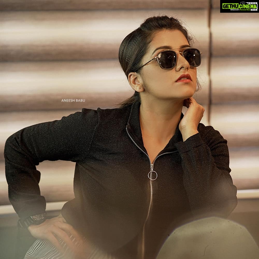 Sarayu Mohan Instagram - It was a total fun shoot Because i was with @meera_makeup_artist and we shot @meeramax_academy I didn't check stills properly that day but had a confidence on @aneesh_traveller And these stills says i was right... best results are sure when u r working with ur friends... All the best meeramma for @meeramax_academy