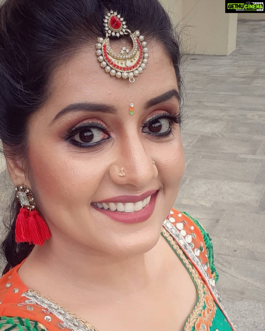 Sarayu Mohan Instagram - Dance day! Venue:hyatt cochin Make up:@meera_makeup_artist Choreography:@bijudhwanitarang Costumes:@vasudevan.arun Thanks to :@vishalkannan03