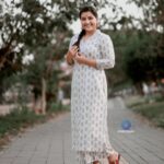 Sarayu Mohan Instagram - Happy new year fam♥️ Wearing favourite @cafefashion_by_remya_nair on the very first day 2022... V neck kurthi and palazzo! Clicked by dearest @_story_telle__r ♥️ Panampilly Nagar Walkway