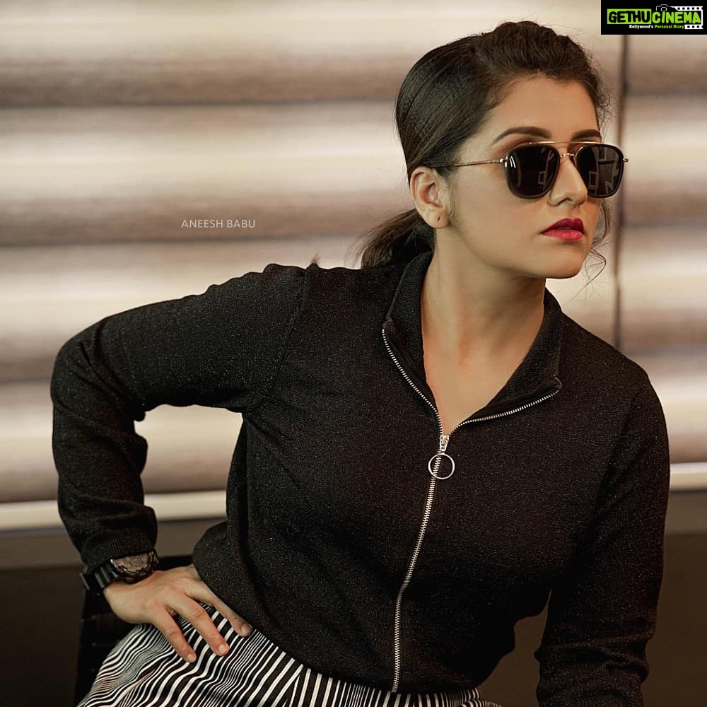 Sarayu Mohan Instagram - It was a total fun shoot Because i was with @meera_makeup_artist and we shot @meeramax_academy I didn't check stills properly that day but had a confidence on @aneesh_traveller And these stills says i was right... best results are sure when u r working with ur friends... All the best meeramma for @meeramax_academy