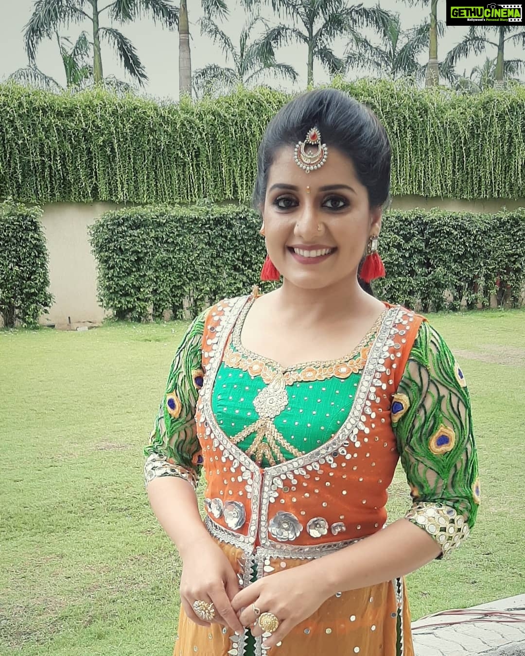 Sarayu Mohan Instagram - Dance day! Venue:hyatt cochin Make up:@meera_makeup_artist Choreography:@bijudhwanitarang Costumes:@vasudevan.arun Thanks to :@vishalkannan03