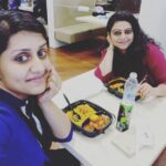 Sarayu Mohan Instagram – ഇത്ര വേഗം ഇത്രയധികം കാര്യങ്ങൾ നമ്മൾ പറഞ്ഞുവോ എന്നത് ഓർത്തു നോക്കുമ്പോൾ അതിശയമാണ്… ❤
മഴയുറുമ്പുകളുടെ രാജ്യത്തെ രാജകുമാരിക്ക് ജന്മദിനാശംസകൾ 🤗😘 Muscat, Oman