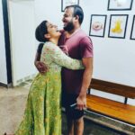 Sarayu Mohan Instagram - ഭ്രാന്തുകൾ കേട്ട് വശം കെട്ടിട്ടും കൂടുതൽ ചേർത്ത് പിടിക്കുന്ന ന്റെ പാവം പ്രണയം...😍 കടപ്പെട്ടിരിക്കുന്നു ഞാൻ!,🙏 പ്രണയ ദിനാശംസകൾ ❤❤❤