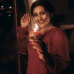Sarayu Mohan Instagram - The lights... Red wine... Cakes... Decor...gifts... The best time of year.. I still believe in ur magic XMas! See u next year🥰 @_story_telle__r @_arya_jithins_makeover @wool_gatheringdesign