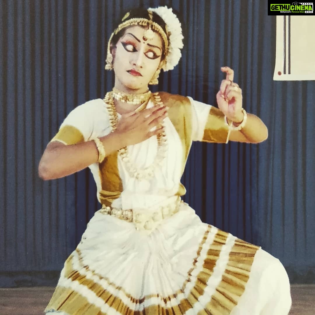 Sarayu Mohan Instagram - The new 10 year challenge impact.. Actual drastic change happened between 99 and 2009...first pic was taken on 1999 @ ekm town hall... sec one on 2007,plus two time...And the third one was in between kappal muthalali shoot(2009) and the last one @swargalaya international fest recently... #passion for dance remains Constant#