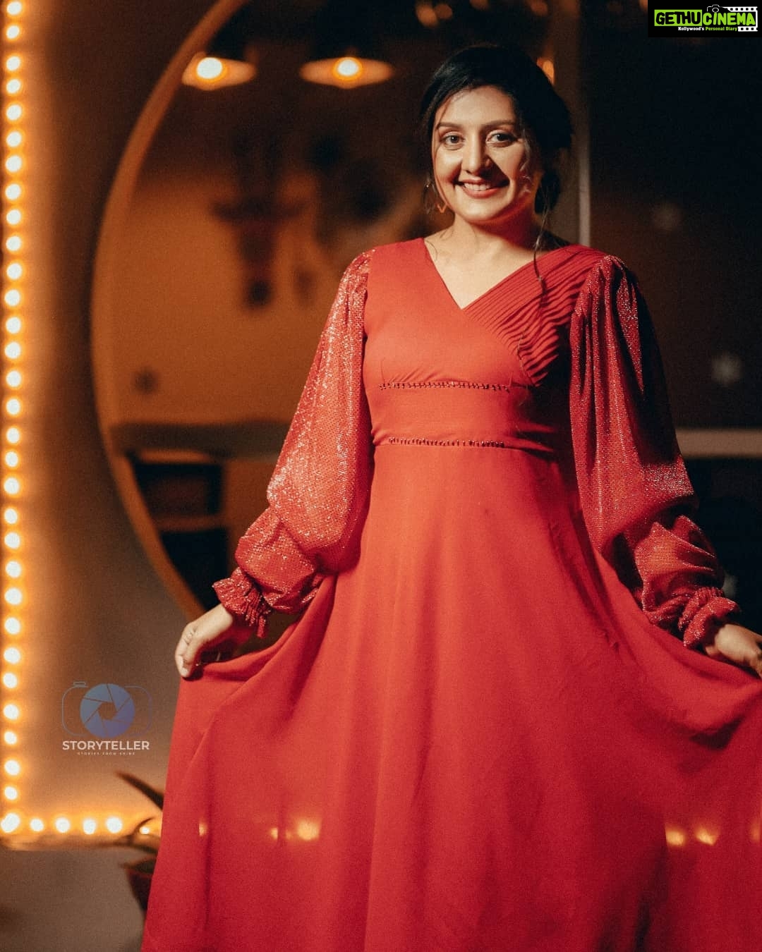 Sarayu Mohan Instagram - More red and lights, bcz it Xmas♥️ @_story_telle__r clicks @_arya_jithins_makeover @wool_gatheringdesign 🥰 Thanks to @kudilkochi Kudil Kochi