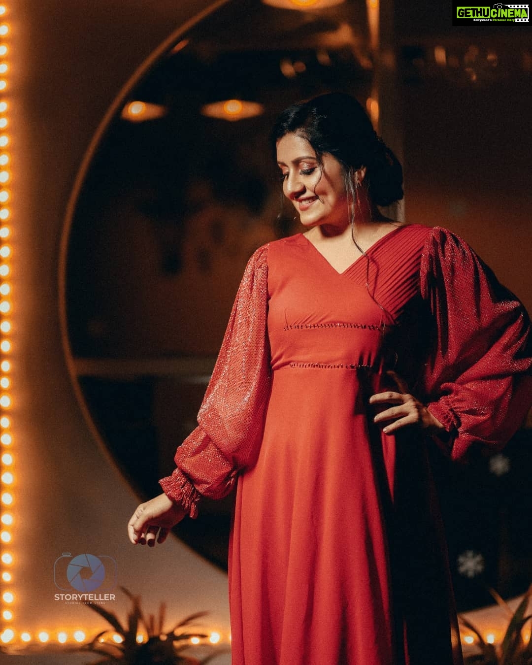 Sarayu Mohan Instagram - More red and lights, bcz it Xmas♥️ @_story_telle__r clicks @_arya_jithins_makeover @wool_gatheringdesign 🥰 Thanks to @kudilkochi Kudil Kochi