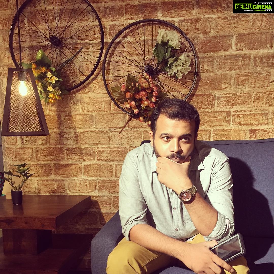Sarayu Mohan Instagram - #Serious#hus#friend#loc#monitoring#visit#😜 Studio Pepperfry, Panampilly Avenue