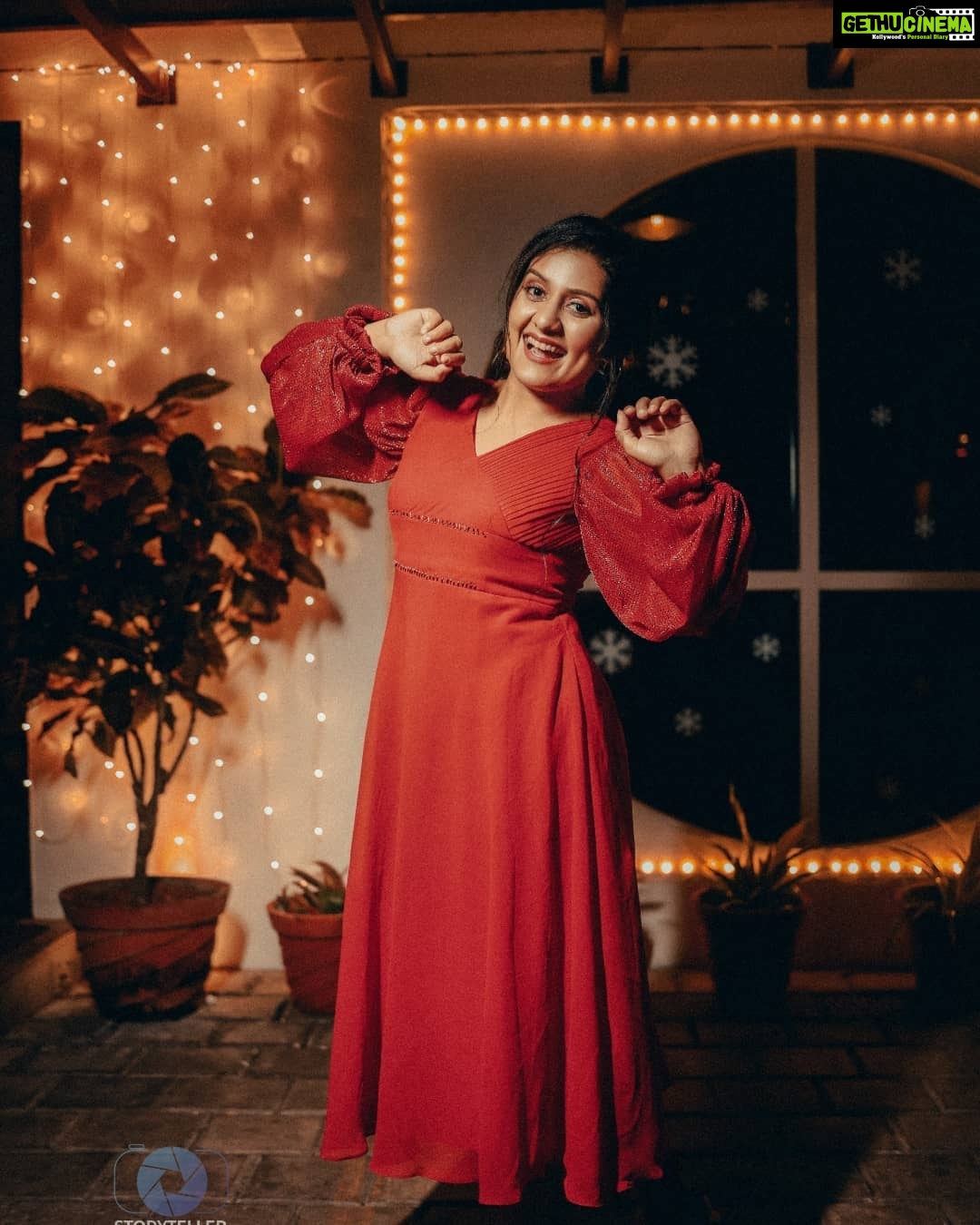 Sarayu Mohan Instagram - More red and lights, bcz it Xmas♥️ @_story_telle__r clicks @_arya_jithins_makeover @wool_gatheringdesign 🥰 Thanks to @kudilkochi Kudil Kochi