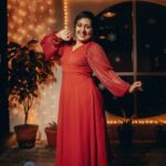 Sarayu Mohan Instagram - More red and lights, bcz it Xmas♥️ @_story_telle__r clicks @_arya_jithins_makeover @wool_gatheringdesign 🥰 Thanks to @kudilkochi Kudil Kochi