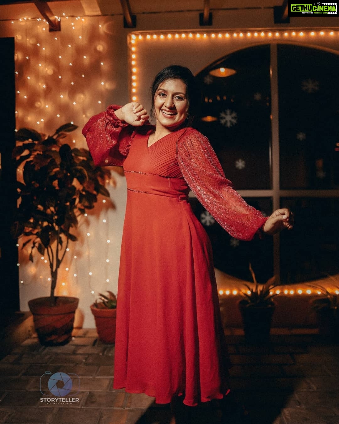 Sarayu Mohan Instagram - More red and lights, bcz it Xmas♥️ @_story_telle__r clicks @_arya_jithins_makeover @wool_gatheringdesign 🥰 Thanks to @kudilkochi Kudil Kochi