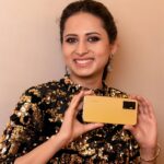 Sargun Mehta Instagram - Vivo V23e in Sunshine Gold colour - This is a truly amazing phone! #vivoV23e comes with a 44MP Eye AF Selfie camera and has an Ultra-Slim Flourite AG glass design. Avail exciting offers on your purchase. Visit @vivo_india and buy now. I’m not giving this one to you @ravidubey2312 #DelightEveryMoment