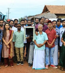 Satna Titus Instagram - This Year-ending with my new beginning! My upcoming malayalam movie #partners 🎬
Thankyou @navcj1 for giving me the new beginning

Need all your prayers and love for this one 😍😇

#dhyansreenivasan #Kasargod #heroine #shootlife #smartpixmedia