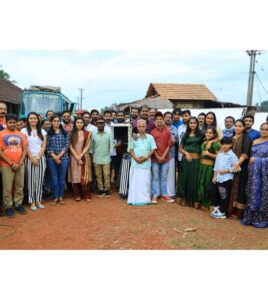 Satna Titus Instagram - This Year-ending with my new beginning! My upcoming malayalam movie #partners 🎬
Thankyou @navcj1 for giving me the new beginning

Need all your prayers and love for this one 😍😇

#dhyansreenivasan #Kasargod #heroine #shootlife #smartpixmedia