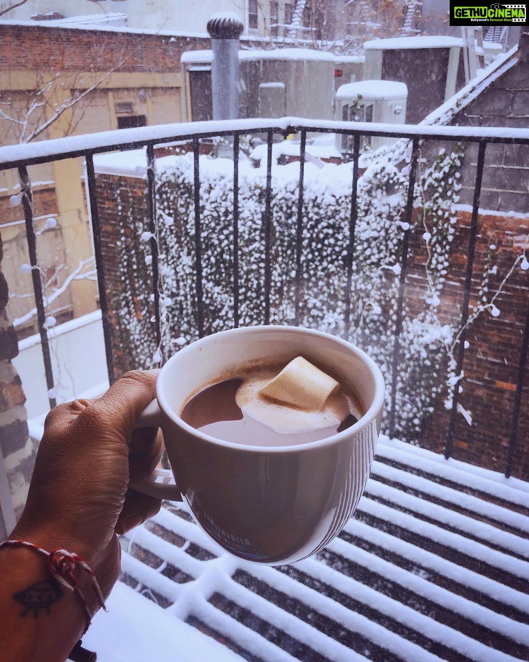 Shakthisree Gopalan Instagram - Ingredients that can make any hot chocolate experience extra special - marshmallows and heaps of snow outside the window. šāļøāļø . . . . . . #hotchocolate #marshmallow #snow #newyorknewyork #newyorkwinter #snowday