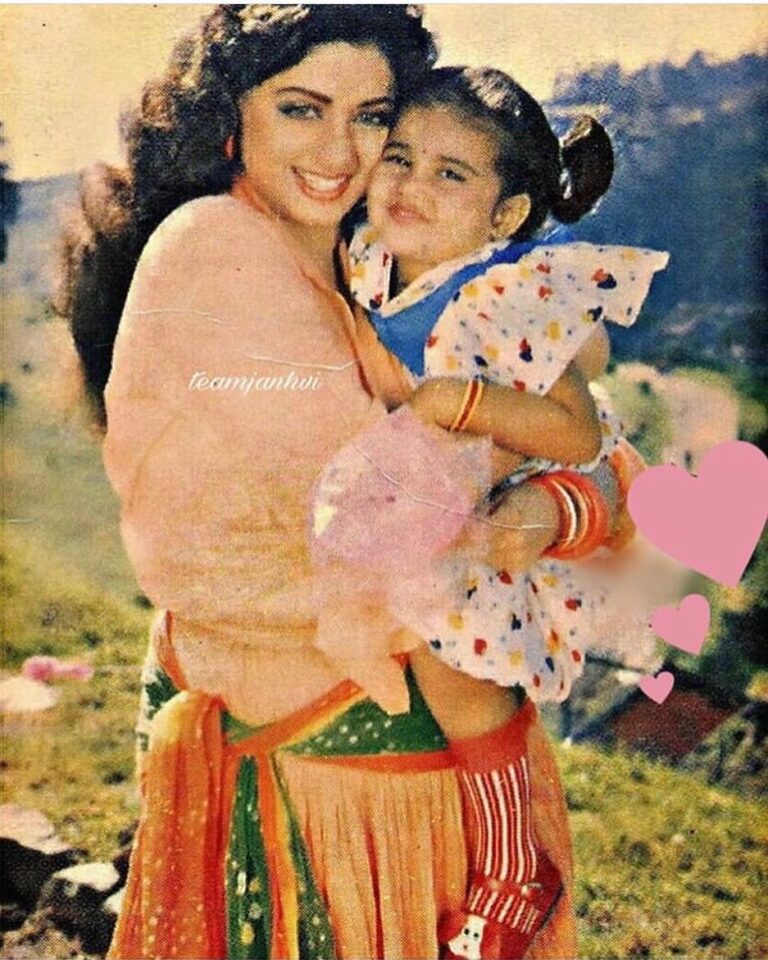 Shamlee Instagram - Someone sent me this really sweet pic of me and the gorgeous @sridevi.kapoor on the sets of Jagadekaveerudu! She looks stunning as always! ♥️ Respect‼️ #sridevikapoor #legendsforever #tollywoodactress #kollywood