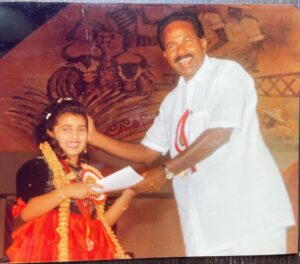 Shamlee Instagram - Blast from the past‼️Receiving the Karnataka State award from the former chief minister of Karnataka Mr. Veerappa Moily @veerappamoily #karnataka #karnatakachiefminister #stateaward #stateawardwinner  #kannadafilm #kannadafilms #kannadamovies