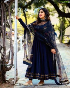 Shamna Kasim Instagram - Rise and Shine… Costume: @bhargavikunam Makeup & hair : @emraanartistry Jwellery: @petalsbyswathi Pics: @v_capturesphotography Personal staff: @bhanu.reshma.90 Don’t miss fun filled show #comedystarsdhamaka #maatv every Sunday at 12pm…. #lovemyjob ❤️