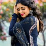 Shamna Kasim Instagram - Rise and Shine… Costume: @bhargavikunam Makeup & hair : @emraanartistry Jwellery: @petalsbyswathi Pics: @v_capturesphotography Personal staff: @bhanu.reshma.90 Don’t miss fun filled show #comedystarsdhamaka #maatv every Sunday at 12pm…. #lovemyjob ❤️