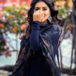 Shamna Kasim Instagram - Rise and Shine… Costume: @bhargavikunam Makeup & hair : @emraanartistry Jwellery: @petalsbyswathi Pics: @v_capturesphotography Personal staff: @bhanu.reshma.90 Don’t miss fun filled show #comedystarsdhamaka #maatv every Sunday at 12pm…. #lovemyjob ❤️
