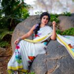 Shamna Kasim Instagram - Smile Breathe and go slowly……. Saree: @bhargavikunam Makeup & hair: @emraanartistry Pics: @v_capturesphotography Earrings: @petalsbyswathi #comedystars #maatv #lovemyjob #lovemyself ❤️