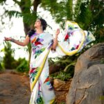 Shamna Kasim Instagram - Smile Breathe and go slowly……. Saree: @bhargavikunam Makeup & hair: @emraanartistry Pics: @v_capturesphotography Earrings: @petalsbyswathi #comedystars #maatv #lovemyjob #lovemyself ❤️