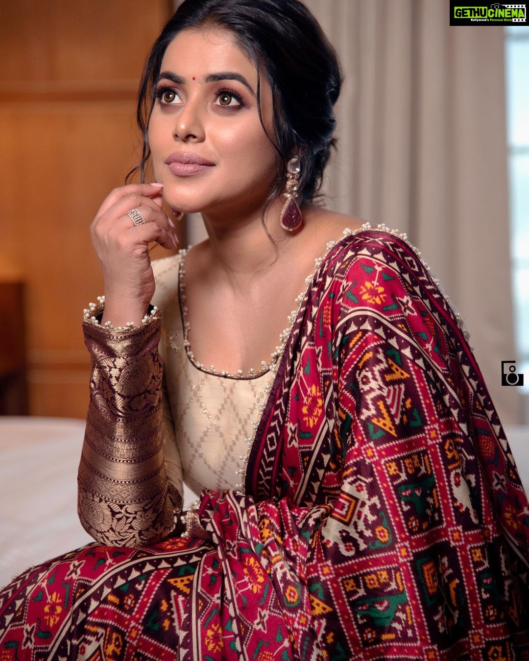 Shamna Kasim Instagram - Styled by @officialanahita Outfit: @sindhureddyofficial Earr: @kushalsfashionjewellery Makeup&hair: @danam_mua Pics: @68focus_photography Personal staff: @bhanu.reshma.90