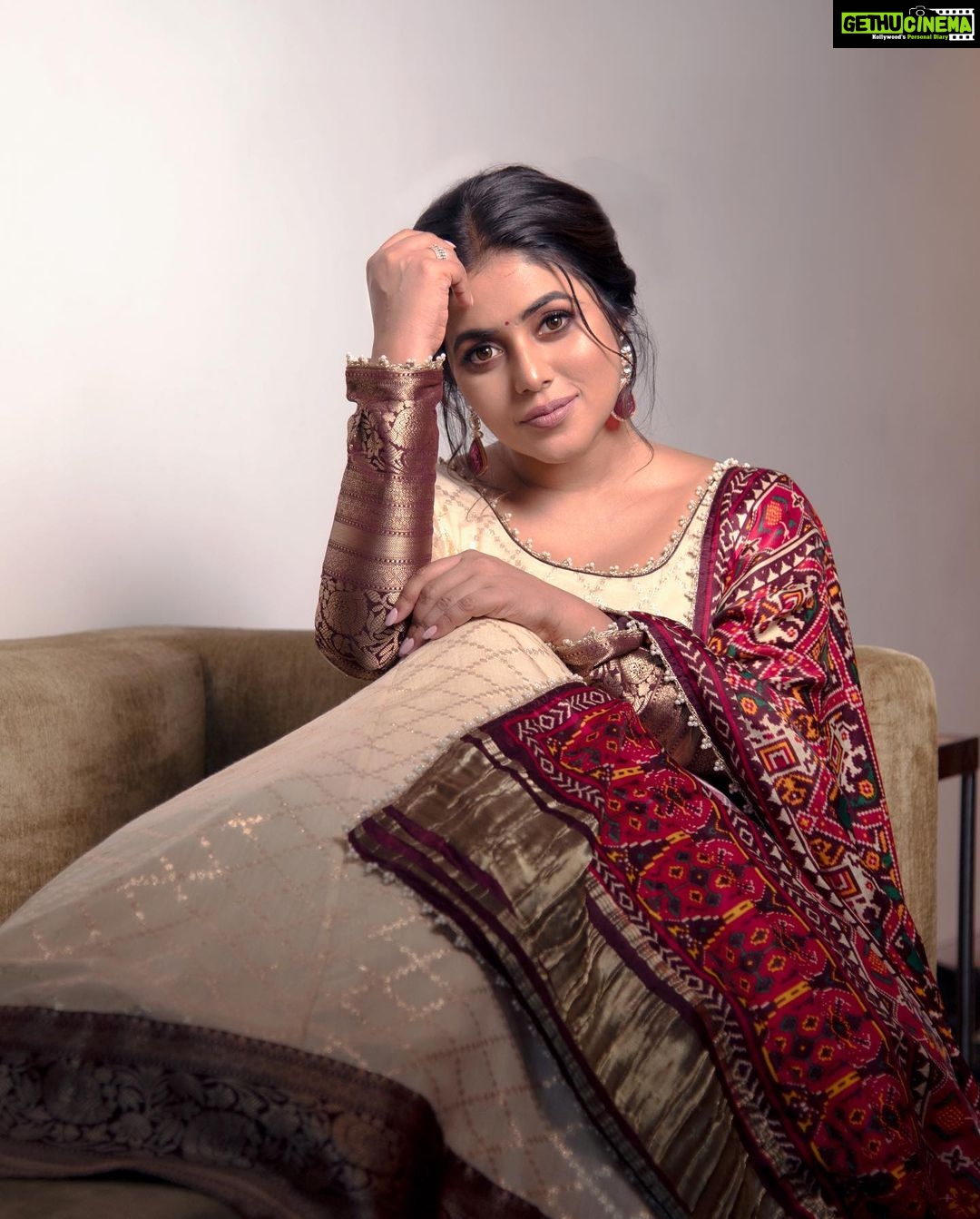 Shamna Kasim Instagram - Styled by @officialanahita Outfit: @sindhureddyofficial Earr: @kushalsfashionjewellery Makeup&hair: @danam_mua Pics: @68focus_photography Personal staff: @bhanu.reshma.90