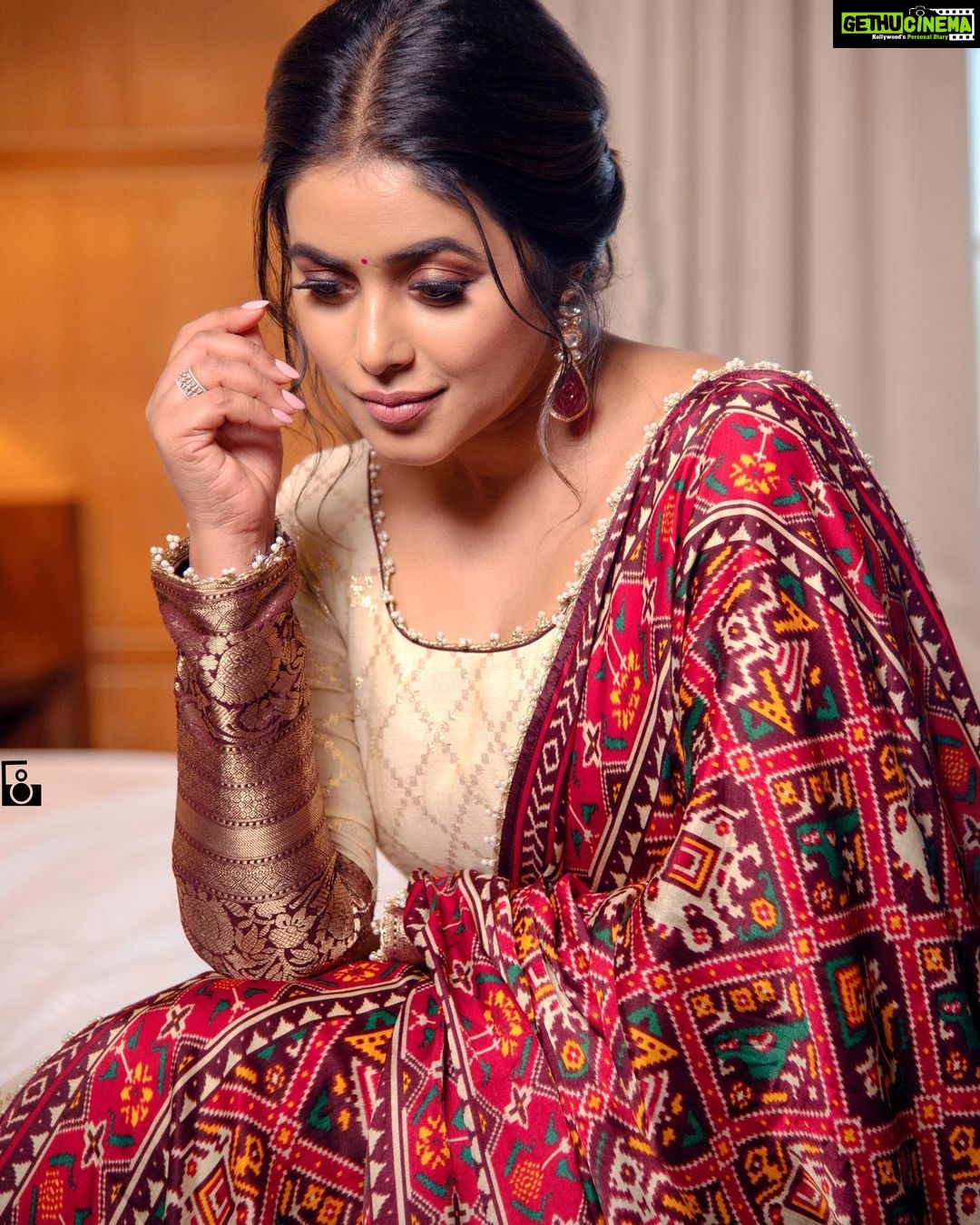 Shamna Kasim Instagram - Styled by @officialanahita Outfit: @sindhureddyofficial Earr: @kushalsfashionjewellery Makeup&hair: @danam_mua Pics: @68focus_photography Personal staff: @bhanu.reshma.90