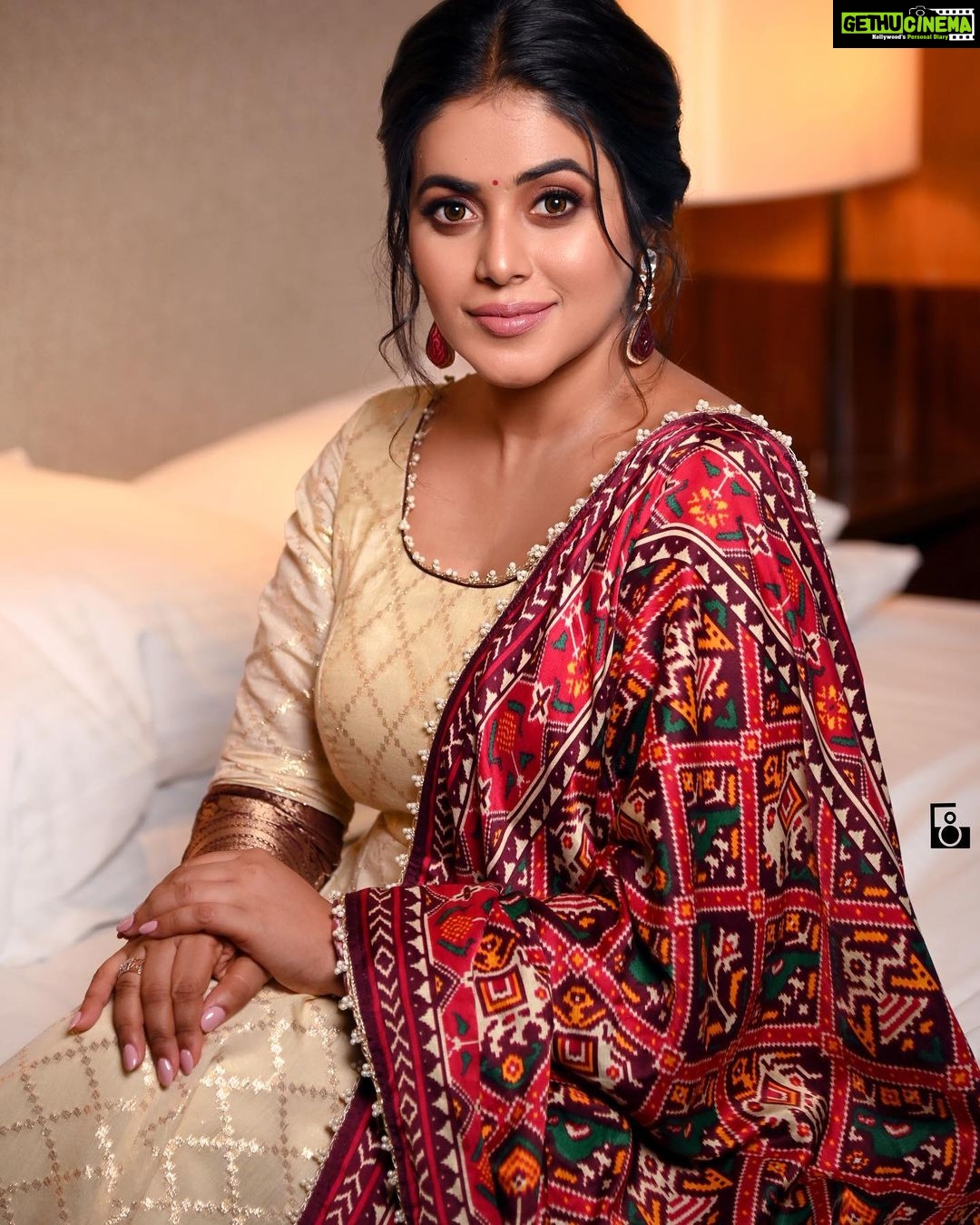Shamna Kasim Instagram - Styled by @officialanahita Outfit: @sindhureddyofficial Earr: @kushalsfashionjewellery Makeup&hair: @danam_mua Pics: @68focus_photography Personal staff: @bhanu.reshma.90
